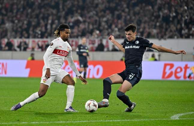 Zweikampf, Aktion Lorenz Assignon VfB Stuttgart (22) gegen Anel Ahmedhodzic Feyenoord Rotterdam (21) VfB Stuttgart vs Feyenoord Rotterdam EUROPA LEAGUE EL 06.11.2025 DFL REGULATIONS PROHIBIT ANY USE OF PHOTOGRAPHS AS IMAGE SEQUENCES AND OR QUASI-VIDEO VfB Stuttgart vs Feyenoord Rotterdam EUROPA LEAGUE EL