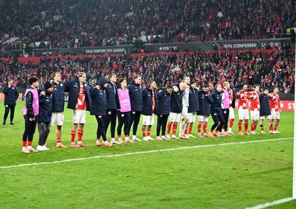 06.11.2025, xsltx, Fussball UEFA Conference League, FSV Mainz 05 - AC Florenz v.l. Mainzer Glückseligkeit nach dem 2:1-Sieg gegen Florenz. (DFL DFB REGULATIONS PROHIBIT ANY USE OF PHOTOGRAPHS as IMAGE SEQUENCES and or QUASI-VIDEO)