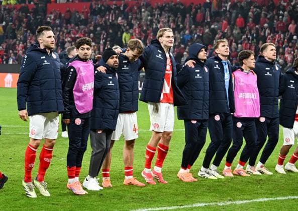 06.11.2025, xsltx, Fussball UEFA Conference League, FSV Mainz 05 - AC Florenz v.l. Mainzer Glückseligkeit nach dem 2:1-Sieg gegen Florenz. (DFL DFB REGULATIONS PROHIBIT ANY USE OF PHOTOGRAPHS as IMAGE SEQUENCES and or QUASI-VIDEO)