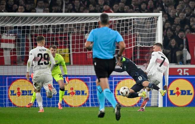 Zweikampf, Aktion Foul Maximilian Mittelstaedt VfB Stuttgart (07) gegen Anis Hadj Moussa Feyenoord Rotterdam (23) fuehrt zu Freistoss Schiedsrichter Referee Horatiu Fesnic ROU VfB Stuttgart vs Feyenoord Rotterdam EUROPA LEAGUE EL 06.11.2025 DFL REGULATIONS PROHIBIT ANY USE OF PHOTOGRAPHS AS IMAGE SEQUENCES AND OR QUASI-VIDEO VfB Stuttgart vs Feyenoord Rotterdam EUROPA LEAGUE EL