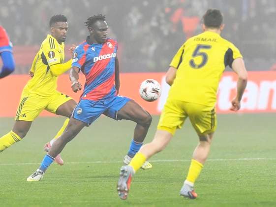Princ Adu of Plzen, center, and Ismail Yuksek, right, in action during the Football Europa League 4th round match Viktoria Plzen vs Fenerbahce Istanbul in Pilsen, Czech Republic, November 6, 2025. (CTKxPhoto MiroslavxChaloupka) CTKPhotoP2025110609705  CTKPhotoP2025110609705