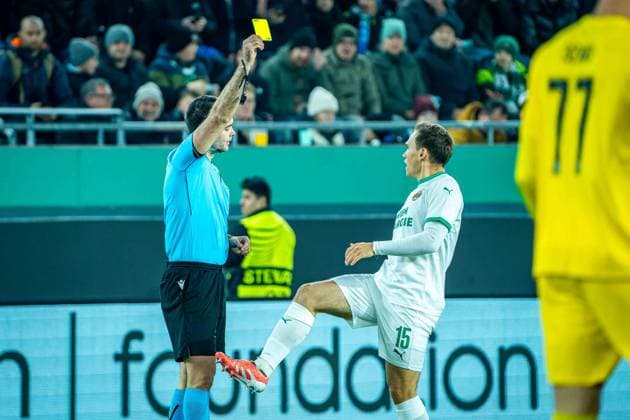 SOCCER - UEFA ECL, Rapid vs Craiova VIENNA,AUSTRIA,06.NOV.25 - SOCCER - UEFA Conference League, SK Rapid Wien vs CS Universitatea Craiova. Image shows referee Martin Matosa showing a yellow card to Nikolaus Wurmbrand (Rapid).  GEPAxpictures xKevinxHackner