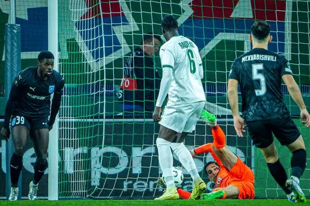 SOCCER - UEFA ECL, Rapid vs Craiova VIENNA,AUSTRIA,06.NOV.25 - SOCCER - UEFA Conference League, SK Rapid Wien vs CS Universitatea Craiova. Image shows Steven Nsimba (Craiova), Ercan Kara, Paul Gartler (Rapid) and Anzor Mekvabishvili (Craiova).  GEPAxpictures xKevinxHackner