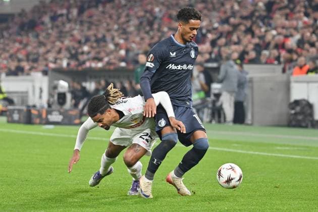 Goncalo BORGES (Feyenoord), Aktion,Zweikampf gegen Lorenz ASSIGNON (VFB Stuttgart). Fussball UEFA Europa League VfB Stuttgart - Feyenoord Rotterdam am 06.11.2025 MHP ARENA.