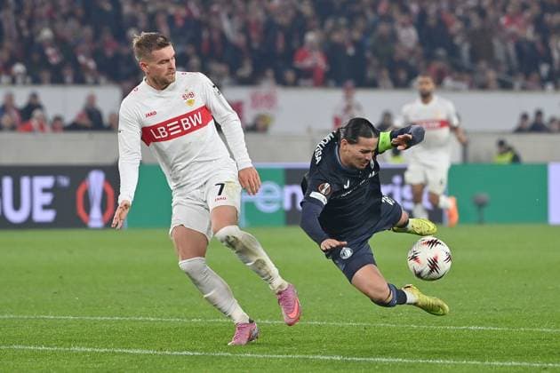 Maximilian MITTELSTAEDT (VFB Stuttgart), Aktion,Zweikampf gegen Anis Hadj MOUSSA (Feyenoord).Foul. Fussball UEFA Europa League VfB Stuttgart - Feyenoord Rotterdam am 06.11.2025 MHP ARENA.