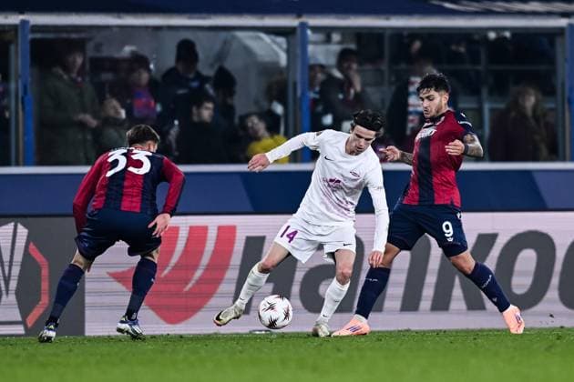 251106 Ulrik Mathisen of Brann against Juan Miranda and Santiago Castro of Bologna during the Europa League football match between Bologna and Brann on November 6, 2025 in Bologna. Photo: Image Photo BILDBYRAN kod XY XY0083 fotboll football soccer fotball uefa europa league europa league bologna brann bbeng Copyright: ImagexPhoto BB251106ZE017
