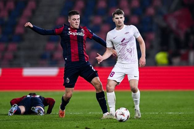 251106 Emil Holm of Bologna and Jacob Sorensen of Brann during the Europa League football match between Bologna and Brann on November 6, 2025 in Bologna. Photo: Image Photo BILDBYRAN kod XY XY0083 fotboll football soccer fotball uefa europa league europa league bologna brann bbeng Copyright: ImagexPhoto BB251106ZW009