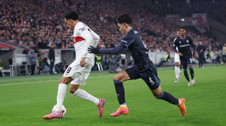 Stuttgart , Fußball UEFA Europa League VfB Stuttgart vs. Feyenoord Rotterdam, v.l. Tiago Tomas (VfB), Tsuyoshi Watanabe (Rotterdam)