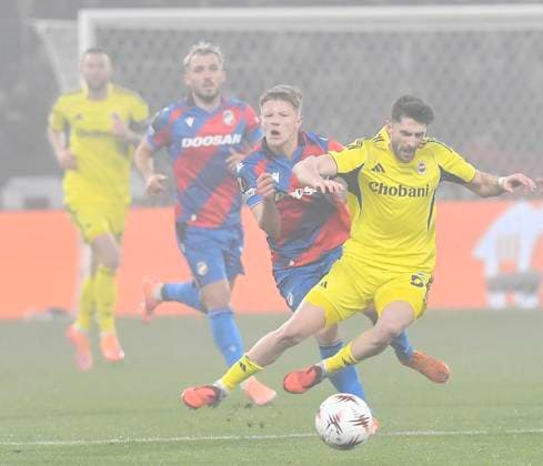 Lukas Cerv of Plzen, 2nd right, and Ismail Yuksek of Fenerbahce, right, in action during the Football Europa League 4th round match Viktoria Plzen vs Fenerbahce Istanbul in Pilsen, Czech Republic, November 6, 2025. (CTKxPhoto MiroslavxChaloupka) CTKPhotoP2025110609728  CTKPhotoP2025110609728