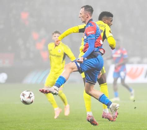 Svetozar Markovic of Plzen, left, and Nelson Semedo of Fenerbahce in action during the Football Europa League 4th round match Viktoria Plzen vs Fenerbahce Istanbul in Pilsen, Czech Republic, November 6, 2025. (CTKxPhoto MiroslavxChaloupka) CTKPhotoP2025110609737  CTKPhotoP2025110609737