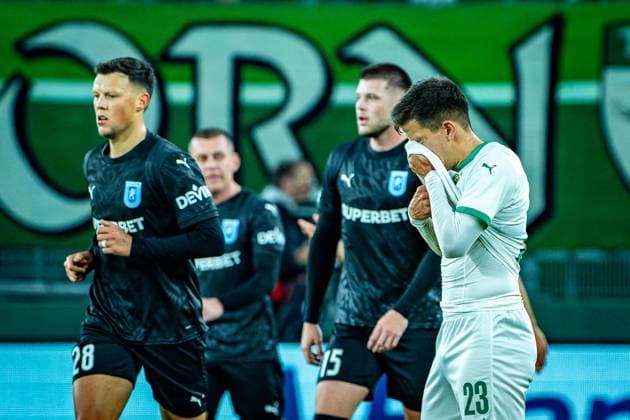 SOCCER - UEFA ECL, Rapid vs Craiova VIENNA,AUSTRIA,06.NOV.25 - SOCCER - UEFA Conference League, SK Rapid Wien vs CS Universitatea Craiova. Image shows the rejoicing of Adrian Rus and Juraj Badelj (Craiova) and the disappointment of Jonas Auer (Rapid).  GEPAxpictures xKevinxHackner