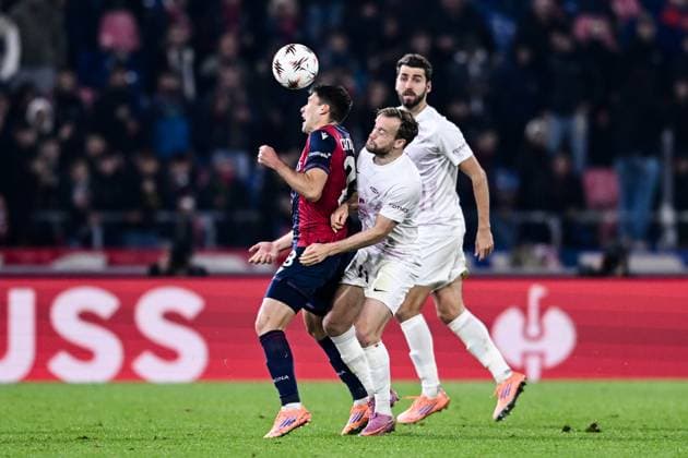 251106 Nicolo Cambiaghi of Bologna against Bard Finne and Vetle Dragsnes of Brann during the Europa League football match between Bologna and Brann on November 6, 2025 in Bologna. Photo: Image Photo BILDBYRAN kod XY XY0083 fotboll football soccer fotball uefa europa league europa league bologna brann bbeng Copyright: ImagexPhoto BB251106ZD016