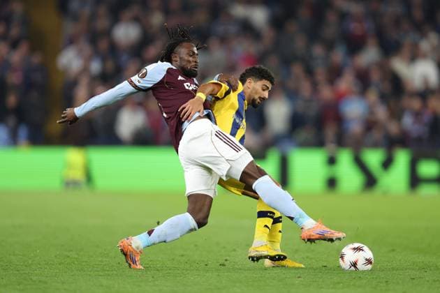 Aston Villa v Maccabi Tel-Aviv 06 November 2025, Aston - UEFA EUROPA League Football - Aston Villa v Maccabi Tel-Aviv FC - Evann Guessand of Aston Villa battles with Roy Revivo of Maccabi Tel-Aviv - Photo: Charlotte Wilson Offside. Aston UK Copyright: xCharlottexWilsonx xOffsidexOffside