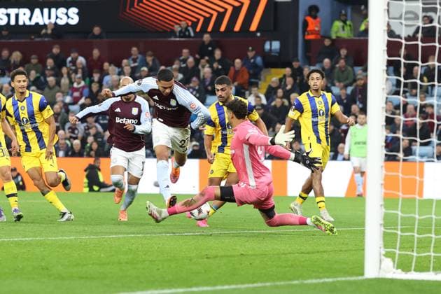 Aston Villa v Maccabi Tel-Aviv 06 November 2025, Aston - UEFA EUROPA League Football - Aston Villa v Maccabi Tel-Aviv FC - Maccabi Tel-Aviv goalkeeper Roi Mishpati saves from Morgan Rogers of Aston Villa - Photo: Charlotte Wilson Offside. Aston UK Copyright: xCharlottexWilsonx xOffsidexOffside