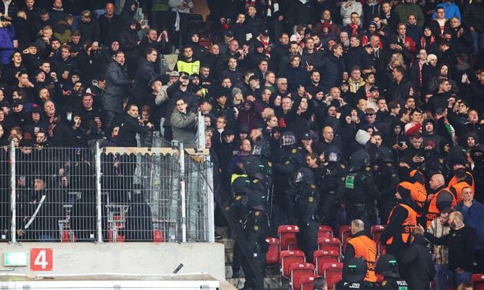 Stuttgart , Fußball UEFA Europa League VfB Stuttgart vs. Feyenoord Rotterdam , Fans Rotterdam mit Polizei
