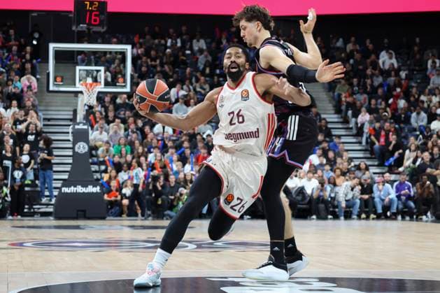 BASKET BALL : Paris Basket Vs Bayern - Euroligue - 06 11 2025 Spencer Dinwiddie (Bayern) Vs Daulkton Hommes (Paris) ParisFrance  Copyright: xMichaelxBaucherx