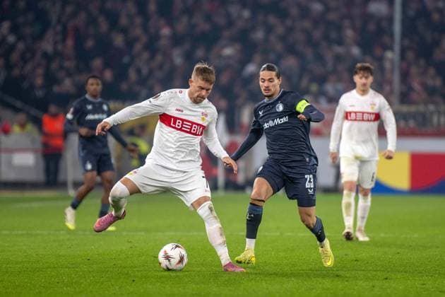 Maximilian Mittelstädt (VfB Stuttgart) und Anis Hadj Moussa (Feyenoord Rotterdam). xettx, Deutschland, Stuttgart, 06.11.2025, Fussball, UEFA Europa League: VfB Stuttgart vs Feyenoord Rotterdam, Saison 2025 2026, Match Day 4, MHP Arena