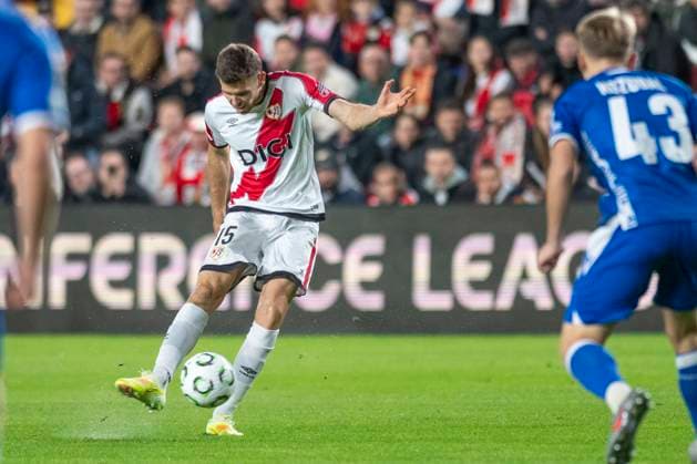 November 6, 2025, Madrid, Madrid, Spain: GERARD GUMBAU of Rayo Vallecano kicks the ball during the UEFA Conference League match between RAYO VALLECANO Vs. LECH POZNAN held on November 6 at the Estadio de Vallecas in Madrid, Spain. Madrid Spain - ZUMAc312 20251106_zsp_c312_006 Copyright: xOscarxManuelxSanchezx