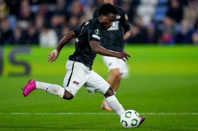 2025-11-06 Crystal Palace v AZ Alkmaar - UEFA Conference League 2025 26 League Phase MD4 LONDON, UNITED KINGDOM - NOVEMBER 6: Ibrahim Sadiq of AZ Alkmaar passes the ball during the UEFA Conference League 2025 26 League Phase MD4 match between Crystal Palace and AZ Alkmaar at Selhurst Park Stadium on November 6, 2025 in London, United Kingdom. London Selhurst Park Stadium United Kingdom Content not available for redistribution in The Netherlands directly or indirectly through any third parties. Copyright: xEdxvanxdexPolx