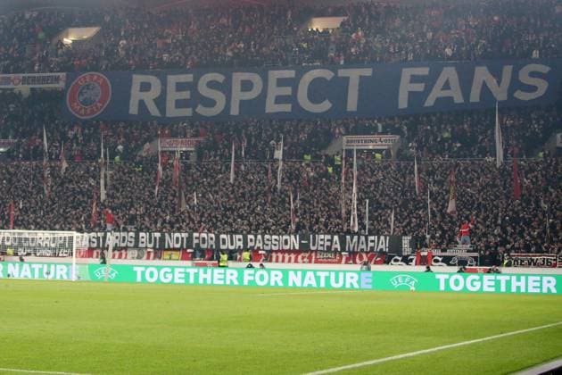 06.11.2025, xmohx, Fussball UEFA Europa League, VfB Stuttgart - Feyernoord Rotterdam v.l. Fans, Stimmung, Schals, Fahnen, Besucher, Commando Cannstatt, Ultras VfB Stuttgart Spruchband (DFL DFB REGULATIONS PROHIBIT ANY USE OF PHOTOGRAPHS as IMAGE SEQUENCES and or QUASI-VIDEO) Stuttgart