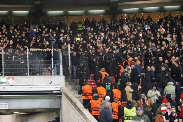 06.11.2025, xmohx, Fussball UEFA Europa League, VfB Stuttgart - Feyernoord Rotterdam v.l. Tumulte am Fanblock von Rotterdam Polizei ist vor Ort (DFL DFB REGULATIONS PROHIBIT ANY USE OF PHOTOGRAPHS as IMAGE SEQUENCES and or QUASI-VIDEO) Stuttgart