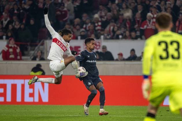 Lorenz Amegon Assignon (VfB Stuttgart) und Borges Goncalo (Feyenoord Rotterdam). xettx, Deutschland, Stuttgart, 06.11.2025, Fussball, UEFA Europa League: VfB Stuttgart vs Feyenoord Rotterdam, Saison 2025 2026, Match Day 4, MHP Arena