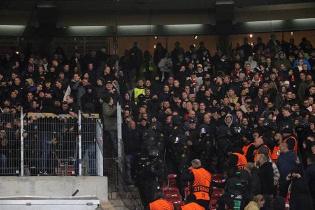 06.11.2025, xmohx, Fussball UEFA Europa League, VfB Stuttgart - Feyernoord Rotterdam v.l. Tumulte am Fanblock von Rotterdam Polizei ist vor Ort (DFL DFB REGULATIONS PROHIBIT ANY USE OF PHOTOGRAPHS as IMAGE SEQUENCES and or QUASI-VIDEO) Stuttgart