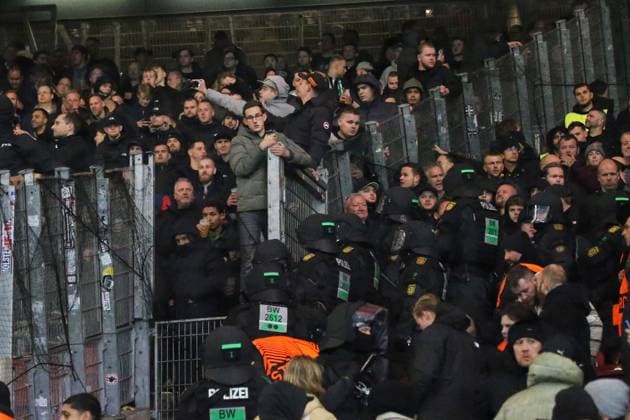 06.11.2025, xmohx, Fussball UEFA Europa League, VfB Stuttgart - Feyernoord Rotterdam v.l. Tumulte am Fanblock von Rotterdam Polizei ist vor Ort (DFL DFB REGULATIONS PROHIBIT ANY USE OF PHOTOGRAPHS as IMAGE SEQUENCES and or QUASI-VIDEO) Stuttgart