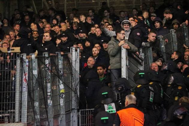 06.11.2025, xmohx, Fussball UEFA Europa League, VfB Stuttgart - Feyernoord Rotterdam v.l. Tumulte am Fanblock von Rotterdam Polizei ist vor Ort (DFL DFB REGULATIONS PROHIBIT ANY USE OF PHOTOGRAPHS as IMAGE SEQUENCES and or QUASI-VIDEO) Stuttgart
