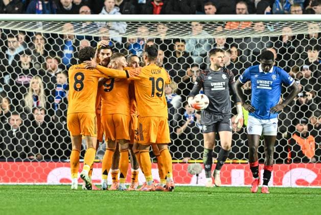 Rangers v A.S. Roma UEFA Europa League Lorenzo Pellegrini of A.S. Roma celebrates his goal with teammates during the UEFA Europa League match at Ibrox Stadium, Glasgow UK Newspapers OUT Copyright: xJamiexJohnstonx FIL-22472-0090