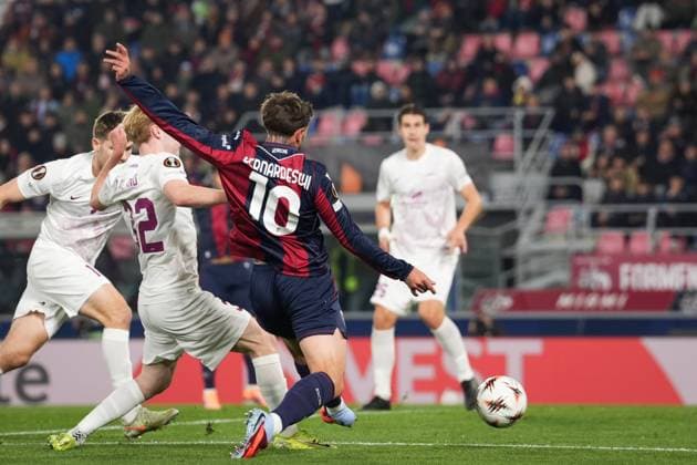 Bologna s Federico Bernardeschi fights for the ball with BrannÕs Markus Haaland during the UEFA Europa League soccer match between Bologna and Brann at the Renato DallÕAra Stadium in Bologna, north Italy - Thursday, November 6, 2025 -  Copyright: xMassimoxPaolone LaPressex