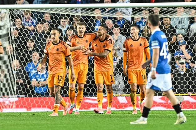 Rangers v A.S. Roma UEFA Europa League Lorenzo Pellegrini of A.S. Roma celebrates his goal with teammates during the UEFA Europa League match at Ibrox Stadium, Glasgow UK Newspapers OUT Copyright: xJamiexJohnstonx FIL-22472-0092