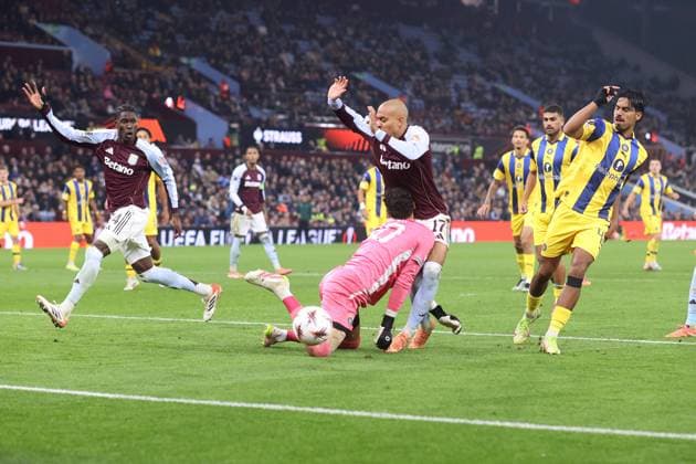 Aston Villa v Maccabi Tel-Aviv 06 November 2025, Aston - UEFA EUROPA League Football - Aston Villa v Maccabi Tel-Aviv FC - Maccabi Tel-Aviv goalkeeper Roi Mishpati collides with Donyell Malen of Aston Villa - Photo: Charlotte Wilson Offside. Aston UK Copyright: xCharlottexWilsonx xOffsidexOffside