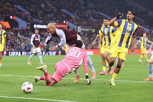 Aston Villa v Maccabi Tel-Aviv 06 November 2025, Aston - UEFA EUROPA League Football - Aston Villa v Maccabi Tel-Aviv FC - Maccabi Tel-Aviv goalkeeper Roi Mishpati collides with Donyell Malen of Aston Villa - Photo: Charlotte Wilson Offside. Aston UK Copyright: xCharlottexWilsonx xOffsidexOffside