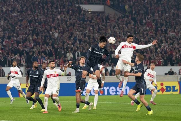 Strafraumszene, v.li. Ayase Ueda (Feyenoord Rotterdam, 09), Tiago Tomas (VfB Stuttgart, 08) GER, VfB Stuttgart vs. Feyenoord Rotterdam, Fussball, UEFA Europa League, Herren, 4. Spieltag, Spielzeit 2025 2026, 06.11.2025, GER, VfB Stuttgart vs. Feyenoord Rotterdam, Fussball, UEFA Europa League, Herren, 4. Spieltag, Spielzeit 2025 2026, 06.11.2025 Stuttgart Copyright: xEibner-Pressefoto WolfgangxFrankx EP_WFK