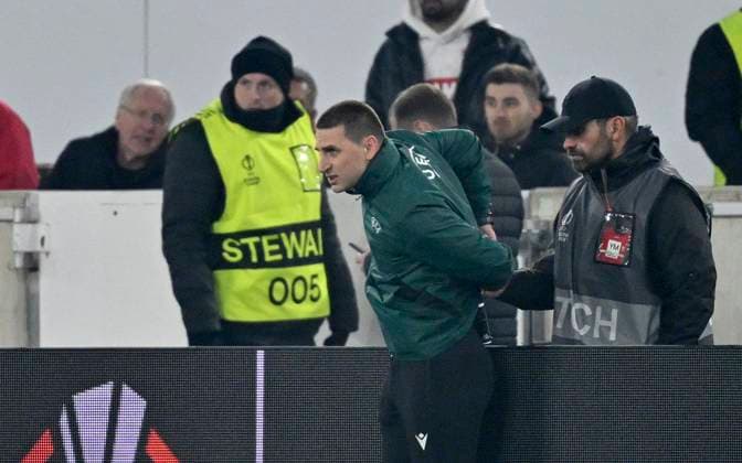 vor Beginn der 2. Halbzeit Vierter Offizieller Schiedsrichter Referee Rares Vidican ROU sprintet ueber das Feld und lässt sich von technischem Mitarbeiter helfen VfB Stuttgart vs Feyenoord Rotterdam EUROPA LEAGUE EL 06.11.2025 DFL REGULATIONS PROHIBIT ANY USE OF PHOTOGRAPHS AS IMAGE SEQUENCES AND OR QUASI-VIDEO VfB Stuttgart vs Feyenoord Rotterdam EUROPA LEAGUE EL