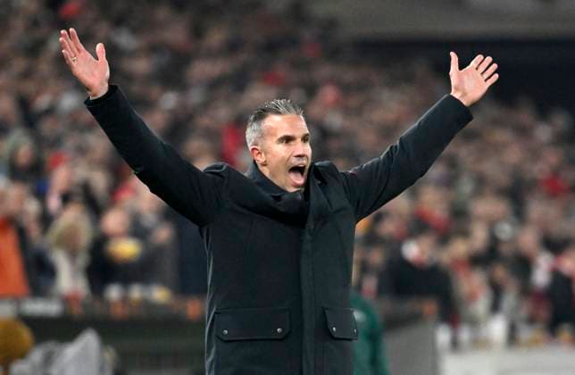 Trainer Coach Robin Van Persie Feyenoord Rotterdam am Spielfeldrand Gestik Geste VfB Stuttgart vs Feyenoord Rotterdam EUROPA LEAGUE EL 06.11.2025 DFL REGULATIONS PROHIBIT ANY USE OF PHOTOGRAPHS AS IMAGE SEQUENCES AND OR QUASI-VIDEO VfB Stuttgart vs Feyenoord Rotterdam EUROPA LEAGUE EL
