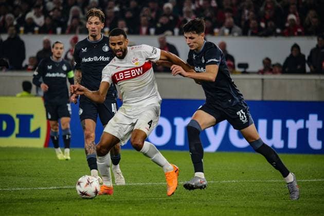 06.11.2025, xmohx, Fussball UEFA Europa League, VfB Stuttgart - Feyernoord Rotterdam v.l. Josha Vagnoman (VfB Stuttgart) Anel Ahmedhodzic (Feyenoord Rotterdam) Zweikampf, Aktion, action, battle for the ball (DFL DFB REGULATIONS PROHIBIT ANY USE OF PHOTOGRAPHS as IMAGE SEQUENCES and or QUASI-VIDEO) Stuttgart