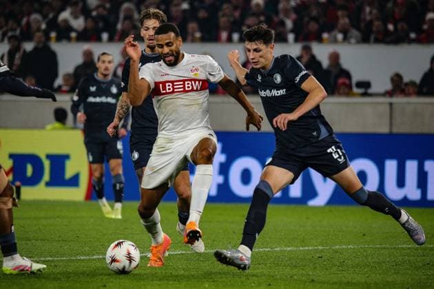 06.11.2025, xmohx, Fussball UEFA Europa League, VfB Stuttgart - Feyernoord Rotterdam v.l. Josha Vagnoman (VfB Stuttgart) Anel Ahmedhodzic (Feyenoord Rotterdam) Zweikampf, Aktion, action, battle for the ball (DFL DFB REGULATIONS PROHIBIT ANY USE OF PHOTOGRAPHS as IMAGE SEQUENCES and or QUASI-VIDEO) Stuttgart