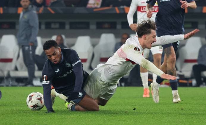 Stuttgart , Fußball UEFA Europa League VfB Stuttgart vs. Feyenoord Rotterdam , von links: Quinten Timber ( Rotter ) Angelo Stiller ( VfB )