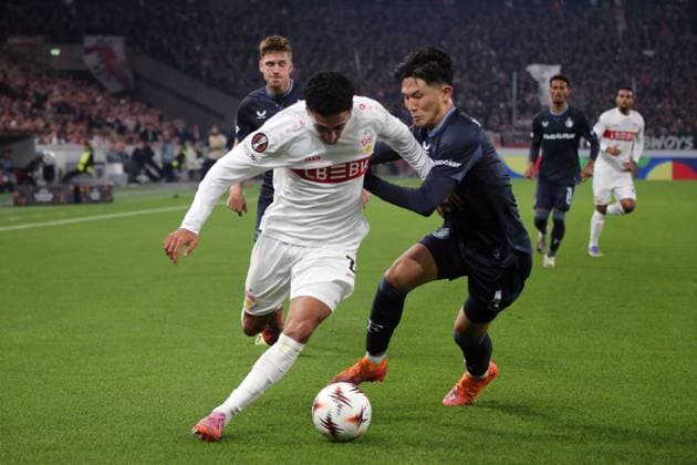 06.11.2025, xmohx, Fussball UEFA Europa League, VfB Stuttgart - Feyernoord Rotterdam v.l. Tiago Tomas (VfB Stuttgart) Tsuyoshi Watanabe (Feyenoord Rotterdam) Zweikampf, Aktion, action, battle for the ball (DFL DFB REGULATIONS PROHIBIT ANY USE OF PHOTOGRAPHS as IMAGE SEQUENCES and or QUASI-VIDEO) Stuttgart