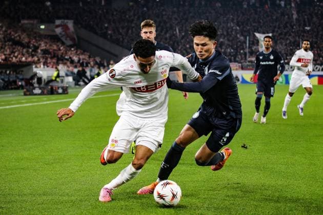 06.11.2025, xmohx, Fussball UEFA Europa League, VfB Stuttgart - Feyernoord Rotterdam v.l. Tiago Tomas (VfB Stuttgart) Tsuyoshi Watanabe (Feyenoord Rotterdam) Zweikampf, Aktion, action, battle for the ball (DFL DFB REGULATIONS PROHIBIT ANY USE OF PHOTOGRAPHS as IMAGE SEQUENCES and or QUASI-VIDEO) Stuttgart