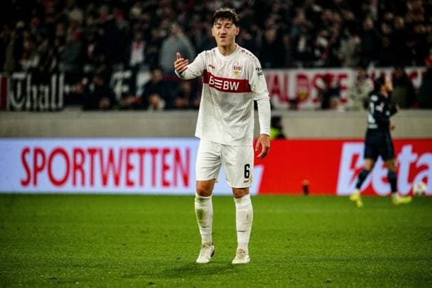 06.11.2025, xmohx, Fussball UEFA Europa League, VfB Stuttgart - Feyernoord Rotterdam v.l. Angelo Stiller (VfB Stuttgart) gibt Anweisungen, gestikuliert, mit den Armen gestikulieren gives instructions, gesticulate (DFL DFB REGULATIONS PROHIBIT ANY USE OF PHOTOGRAPHS as IMAGE SEQUENCES and or QUASI-VIDEO) Stuttgart