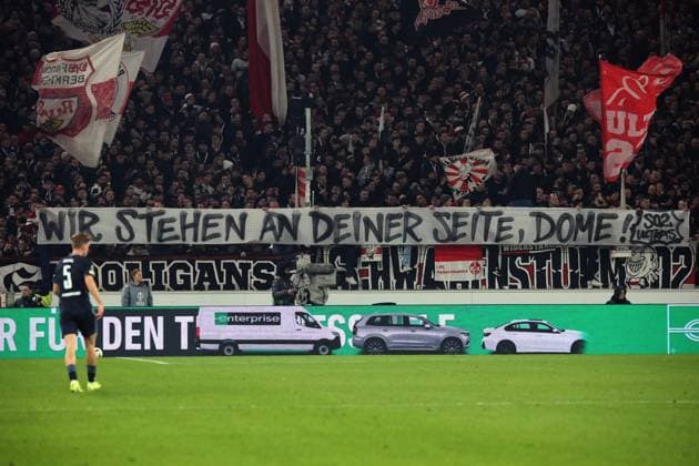 06.11.2025, xmohx, Fussball UEFA Europa League, VfB Stuttgart - Feyernoord Rotterdam v.l. Fans, Stimmung, Schals, Fahnen, Besucher, Commando Cannstatt, Ultras VfB Stuttgart Spruchband (DFL DFB REGULATIONS PROHIBIT ANY USE OF PHOTOGRAPHS as IMAGE SEQUENCES and or QUASI-VIDEO) Stuttgart