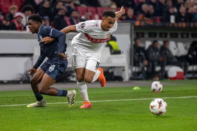 Givairo Read (Feyenoord Rotterdam) und Jamie Leweling (VfB Stuttgart). xettx, Deutschland, Stuttgart, 06.11.2025, Fussball, UEFA Europa League: VfB Stuttgart vs Feyenoord Rotterdam, Saison 2025 2026, Match Day 4, MHP Arena