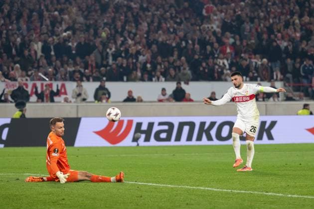 Torchance, Deniz Undav (VfB Stuttgart 26) li, Timon Wellenreuther (Feyenoord Rotterdam, 22) GER, VfB Stuttgart vs. Feyenoord Rotterdam, Fussball, UEFA Europa League, Herren, 4. Spieltag, Spielzeit 2025 2026, 06.11.2025, GER, VfB Stuttgart vs. Feyenoord Rotterdam, Fussball, UEFA Europa League, Herren, 4. Spieltag, Spielzeit 2025 2026, 06.11.2025 Stuttgart Copyright: xEibner-Pressefoto WolfgangxFrankx EP_WFK