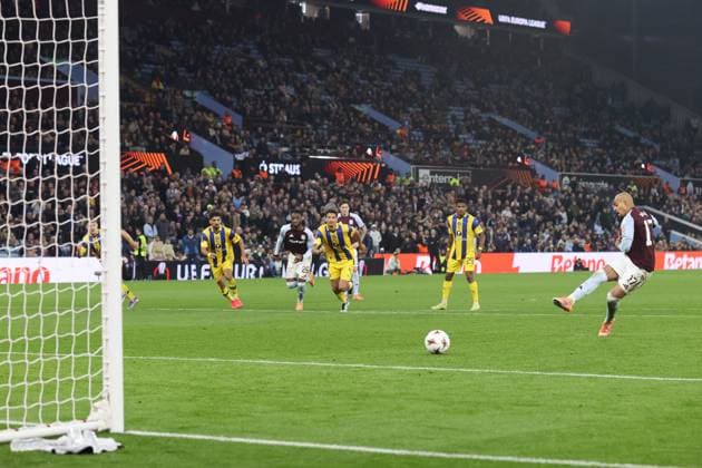 Aston Villa v Maccabi Tel-Aviv 06 November 2025, Aston - UEFA EUROPA League Football - Aston Villa v Maccabi Tel-Aviv FC - Donyell Malen of Aston Villa scores their 2nd goal with a penalty - Photo: Charlotte Wilson Offside. Aston UK Copyright: xCharlottexWilsonx xOffsidexOffside