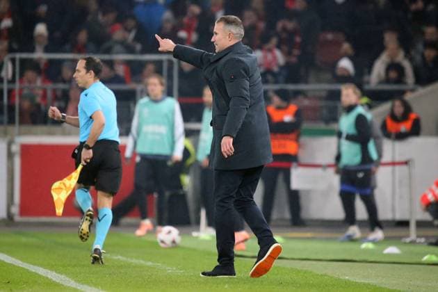 06.11.2025, xmohx, Fussball UEFA Europa League, VfB Stuttgart - Feyernoord Rotterdam v.l. Trainer Coach Robin van Persie (Feyenoord Rotterdam) gibt Anweisungen, gestikuliert, mit den Armen gestikulieren gives instructions, gesticulate (DFL DFB REGULATIONS PROHIBIT ANY USE OF PHOTOGRAPHS as IMAGE SEQUENCES and or QUASI-VIDEO) Stuttgart