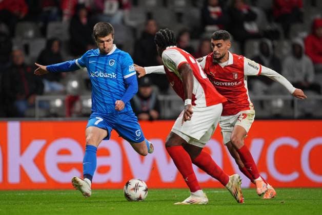 Genk s Jarne Steuckers and Braga s Bright Arrey-Mbi fight for the ball during a soccer game between Portuguese soccer team SC Braga and Belgian club KRC Genk, on Thursday 06 November 2025, in Braga, fourth game (out of 8) in the league phase of the UEFA Europa League competition. JOMAxGISBERT  x139700673x