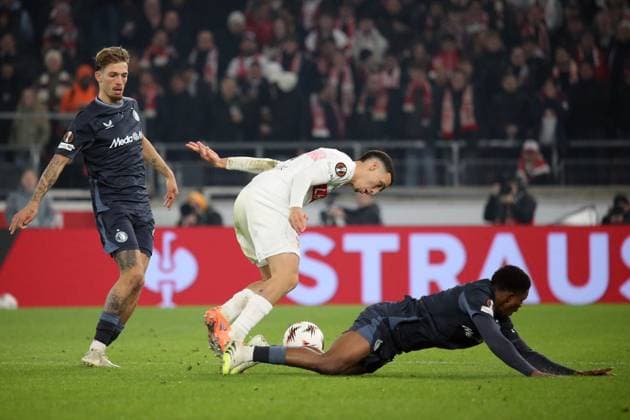 06.11.2025, xmohx, Fussball UEFA Europa League, VfB Stuttgart - Feyernoord Rotterdam v.l. Luciano Valente (Feyenoord Rotterdam) Bilal El Khannouss (VfB Stuttgart) Givairo Read (Feyenoord Rotterdam) Zweikampf, Aktion, action, battle for the ball (NAMENSKORREKTUR) (DFL DFB REGULATIONS PROHIBIT ANY USE OF PHOTOGRAPHS as IMAGE SEQUENCES and or QUASI-VIDEO) Stuttgart